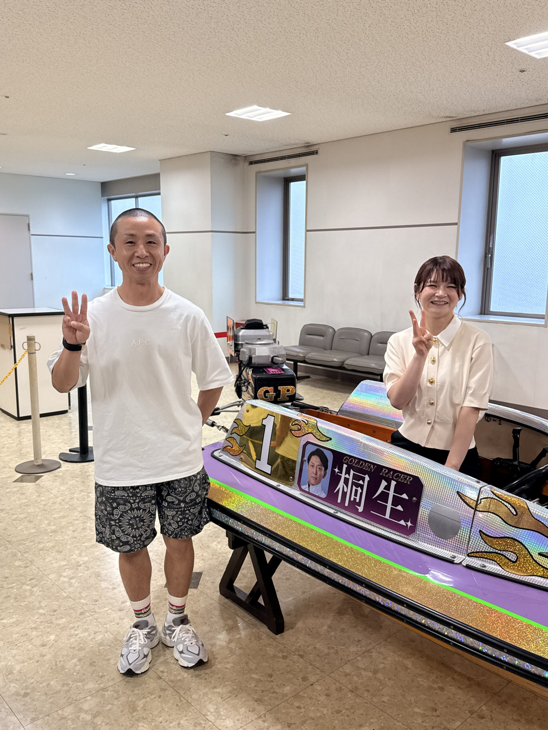 ボートに乗る田上選手と横に立つ菅選手